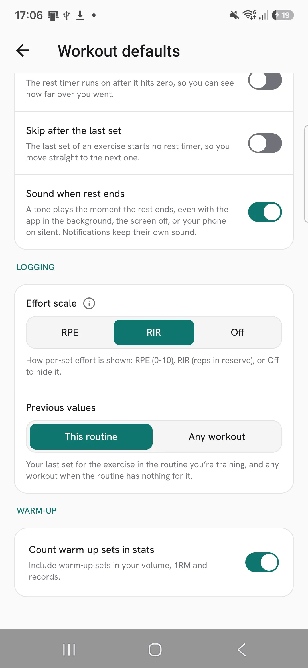 Workout defaults with the Count warm-up sets in stats switch, which includes warm-up sets in volume, 1RM and records.